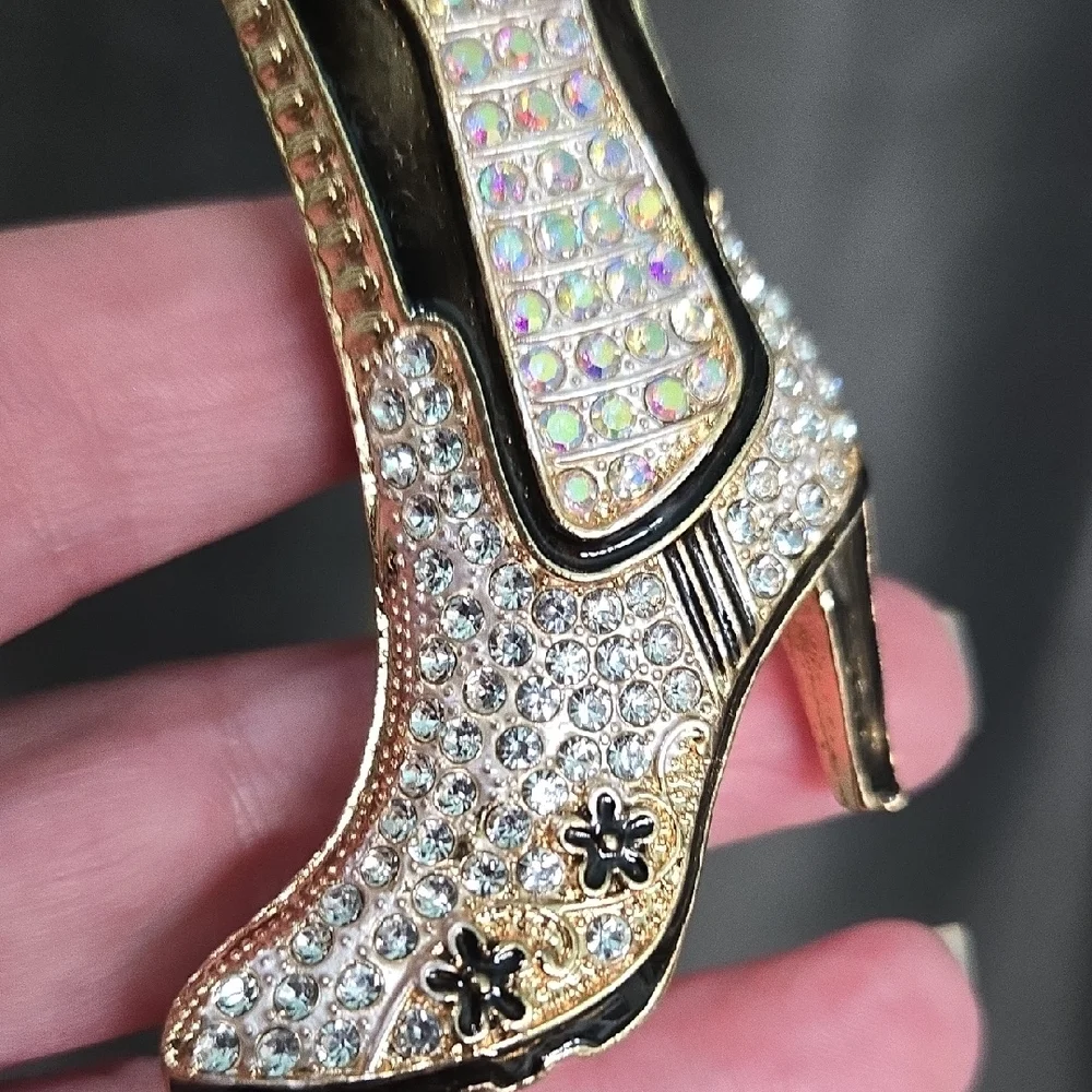 N/A elegant gold
